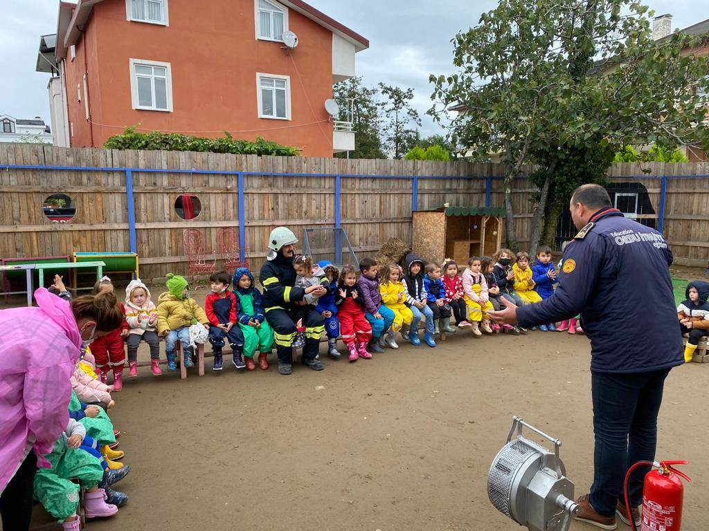 MİNİK ÖĞRENCİLER İTFAİYECİLİĞE SOYUNDU